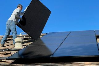 Pořídili jsme si na střechu solární panely. Po roce toho hořce litujeme - Médium.cz